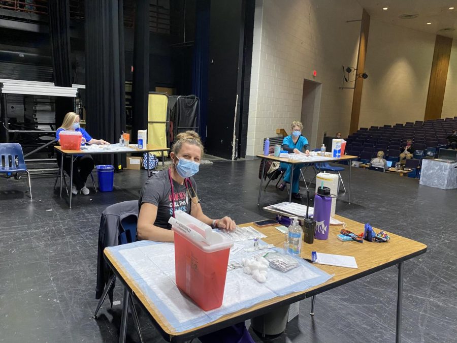 Nurses administering Covid-19 vaccines